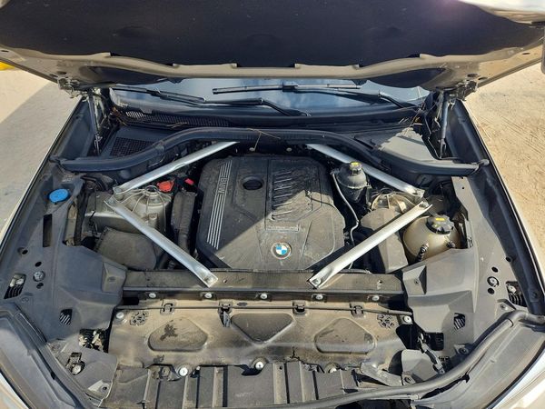 2019 BMW X5 xDrive40i — Engine bay