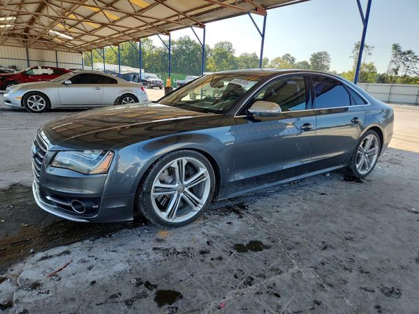 2013 AUDI S8 — Front 3/4