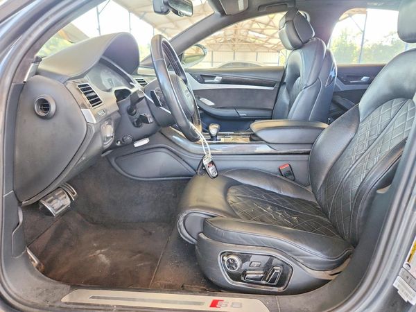 2013 AUDI S8 — DENT