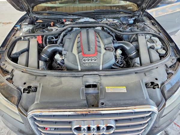 2013 AUDI S8 — Engine bay