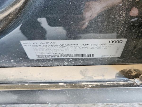 2013 AUDI S8 — VINS