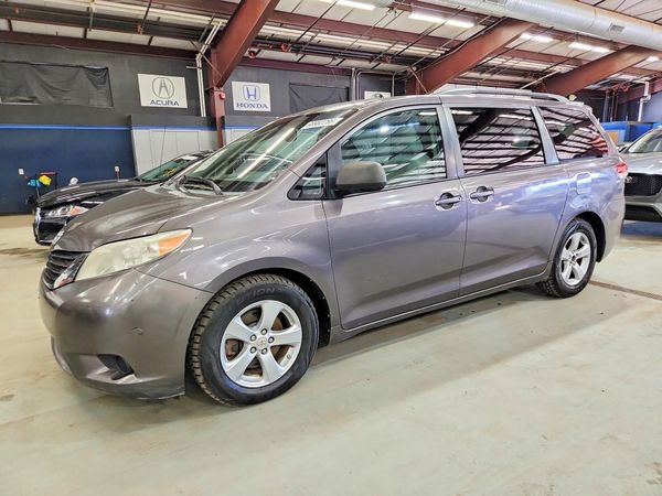 2012 TOYOTA SIENNA