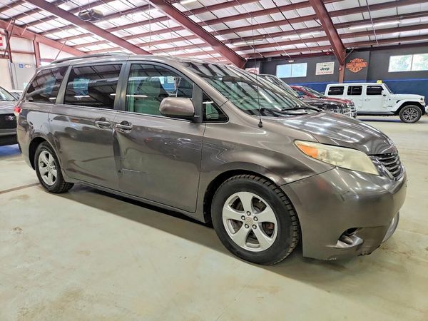 2012 TOYOTA SIENNA