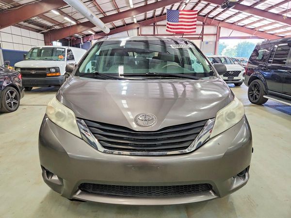 2012 TOYOTA SIENNA