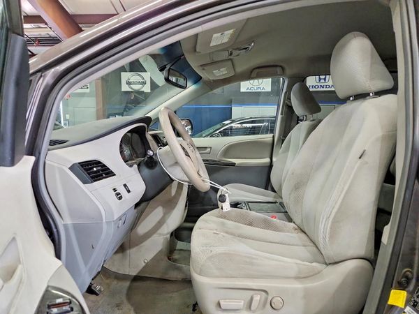 2012 TOYOTA SIENNA