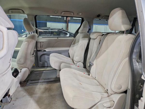 2012 TOYOTA SIENNA