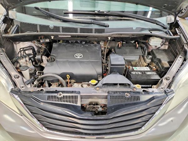 2012 TOYOTA SIENNA