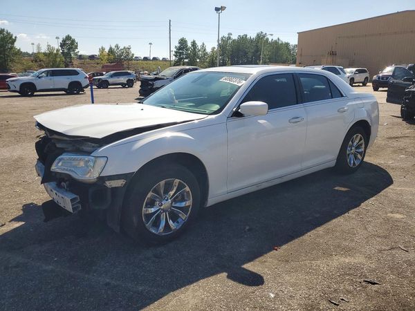 2015 CHRYSLER 300 — Front 3/4