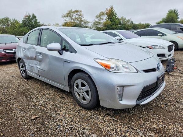 2014 TOYOTA PRIUS — Passenger 3/4