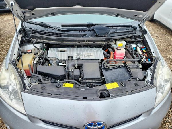 2014 TOYOTA PRIUS — Engine bay