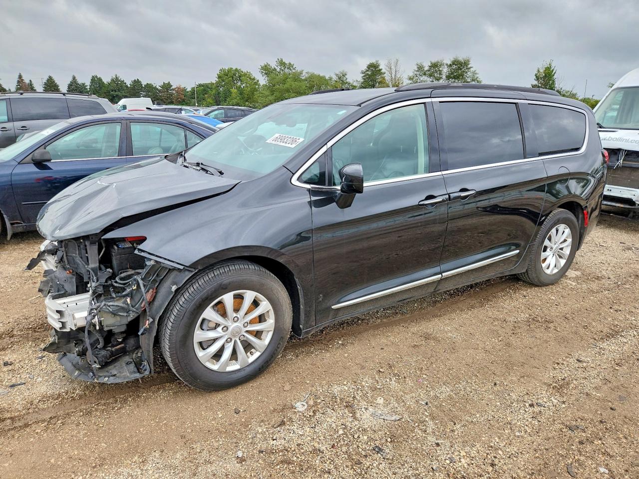 2017 CHRYSLER PACIFICA Touring L — Front 3/4