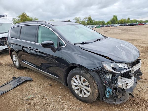2017 CHRYSLER PACIFICA Touring L — Passenger 3/4