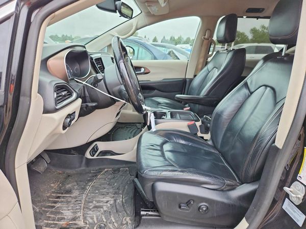 2017 CHRYSLER PACIFICA Touring L — DENT