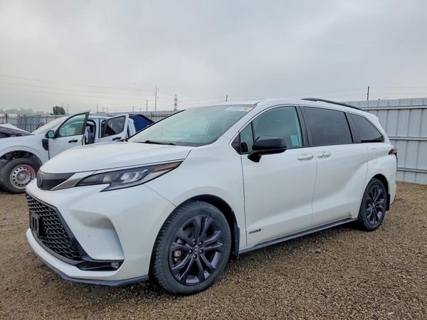 2021 TOYOTA SIENNA XSE Plus Package — Front 3/4