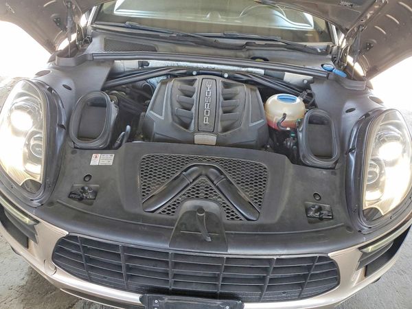 2016 PORSCHE MACAN — Engine bay
