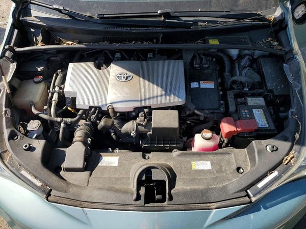 2016 TOYOTA PRIUS — Engine bay