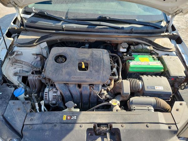 2019 HYUNDAI ELANTRA SE — Engine bay