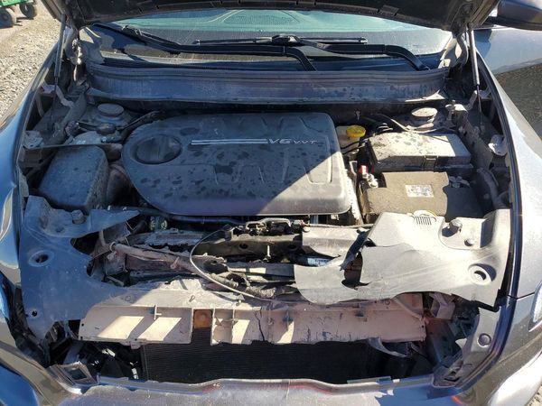 2015 JEEP CHEROKEE Limited — Engine bay