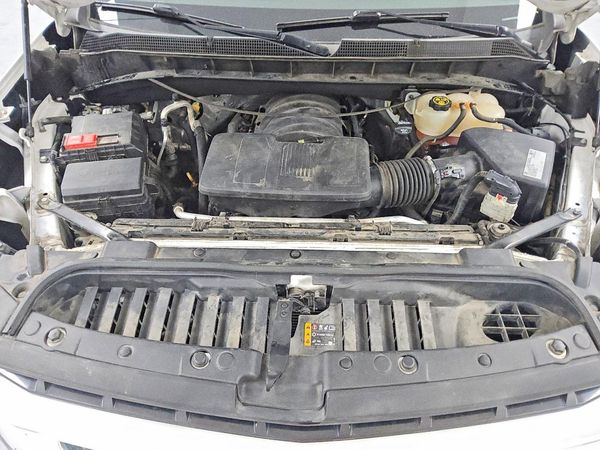2019 CHEVROLET SILVERADO LT — Engine bay