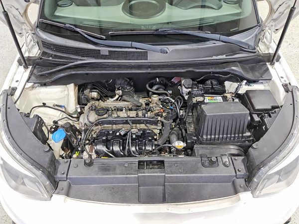 2018 KIA SOUL Base — Engine bay