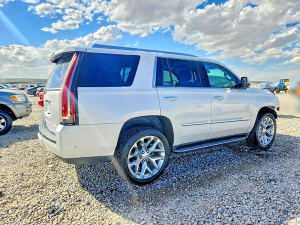 2017 CADILLAC ESCALADE Luxury