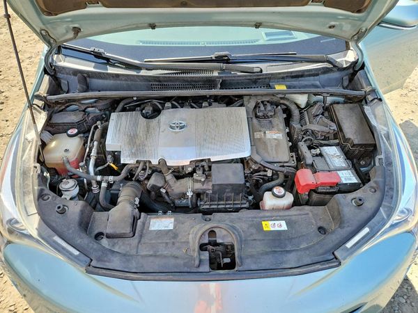 2017 TOYOTA PRIUS — Engine bay