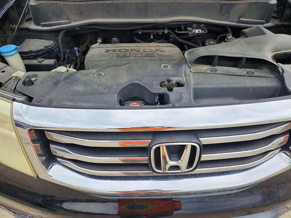 2013 HONDA PILOT TOURING — Engine bay
