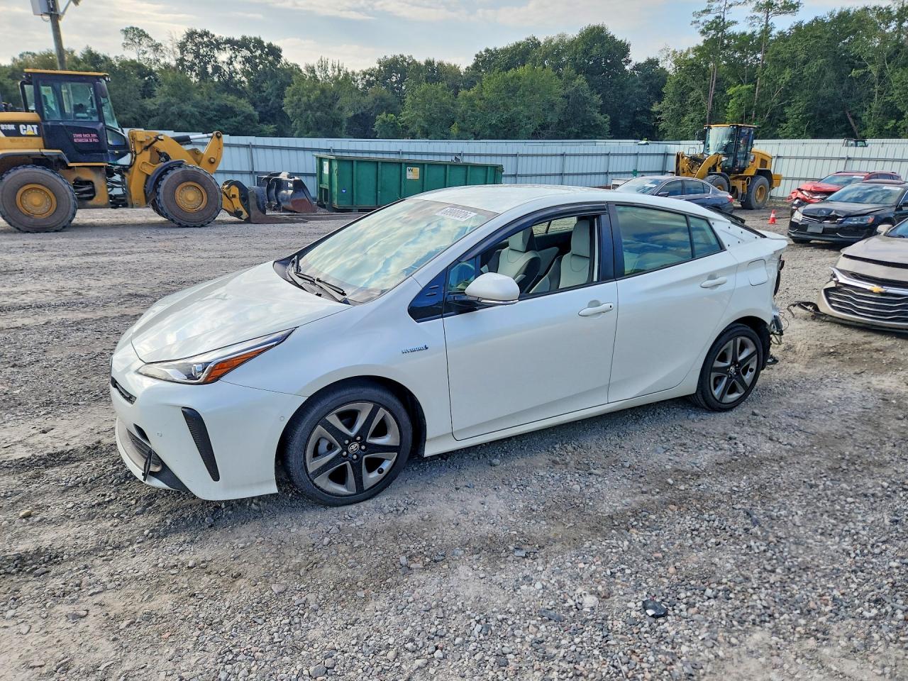 2019 TOYOTA PRIUS L/LE/XLE/LTD. — Front 3/4