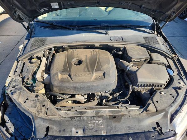2016 VOLVO S80 SV35 Platinum — Engine bay