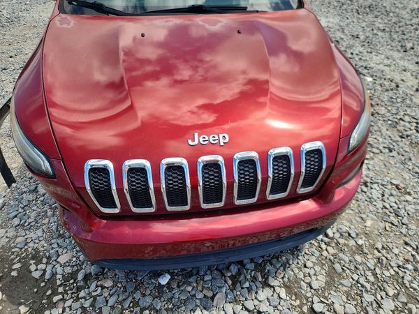 2016 JEEP CHEROKEE — Engine bay