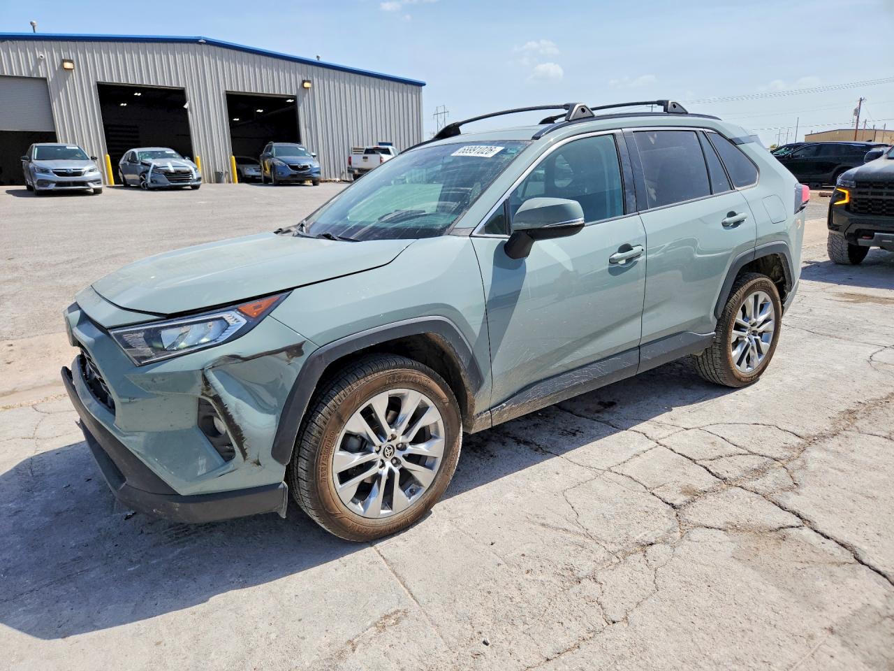 2021 TOYOTA RAV4 — Front 3/4