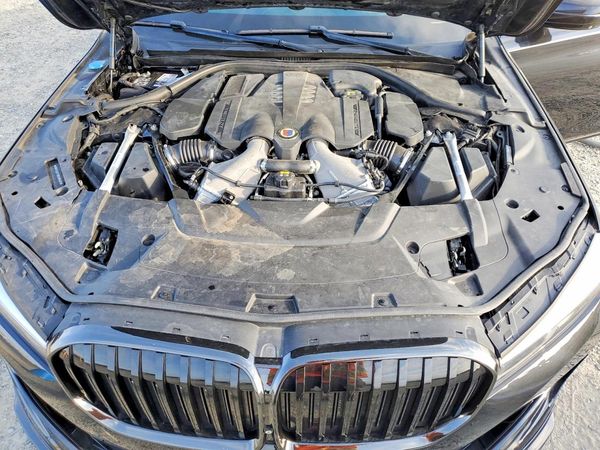 2022 BMW ALPINA B7 xDrive — Engine bay