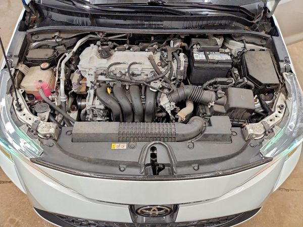 2020 TOYOTA COROLLA LE — Engine bay