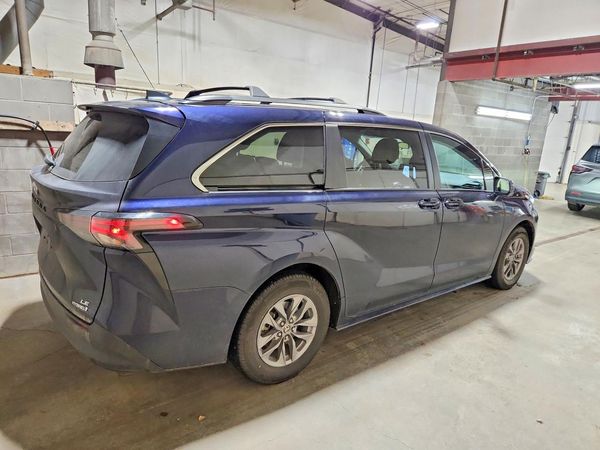2024 TOYOTA SIENNA LE