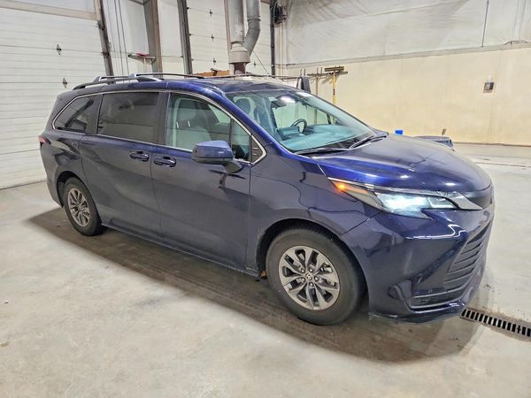 2024 TOYOTA SIENNA LE