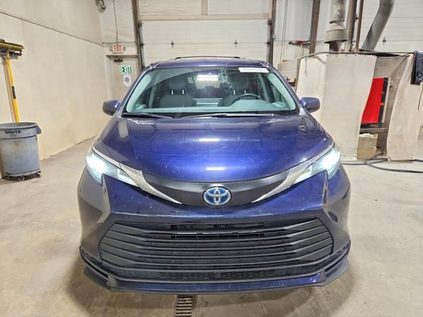 2024 TOYOTA SIENNA LE