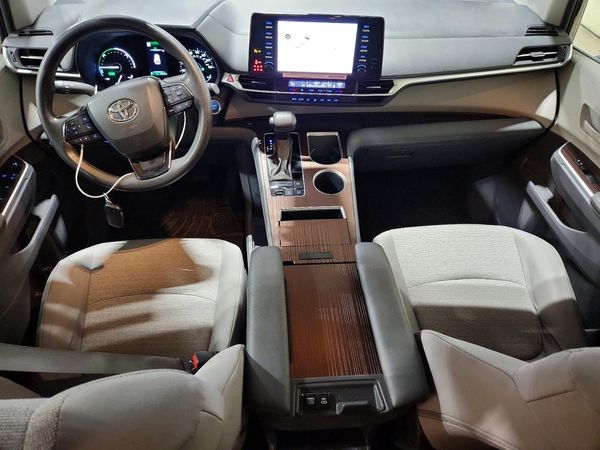 2024 TOYOTA SIENNA LE