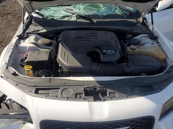 2018 CHRYSLER 300 300S — Engine bay