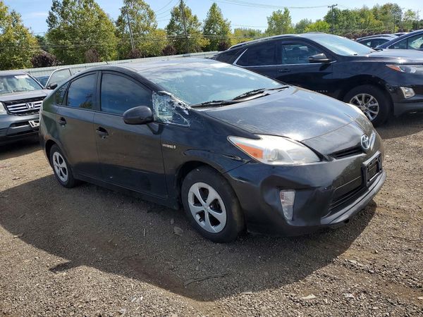 2014 TOYOTA PRIUS — Passenger 3/4