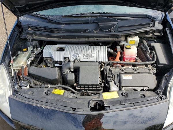 2014 TOYOTA PRIUS — Engine bay