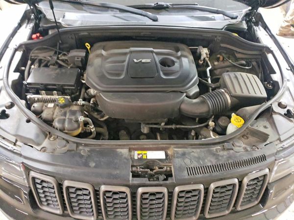 2017 JEEP GRAND CHEROKEE — Engine bay