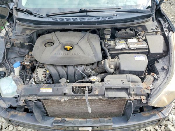 2012 HYUNDAI ELANTRA GLS(Middle grade) — Engine bay