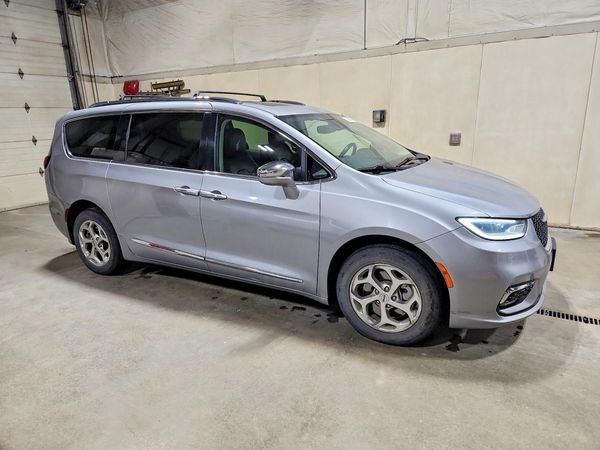 2021 CHRYSLER PACIFICA Limited — Passenger 3/4
