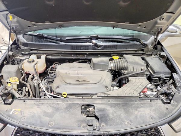 2021 CHRYSLER PACIFICA Limited — Engine bay
