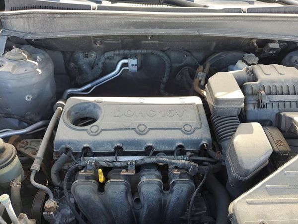 2012 HYUNDAI SANTA FE GL(Middle-low ) — Engine bay