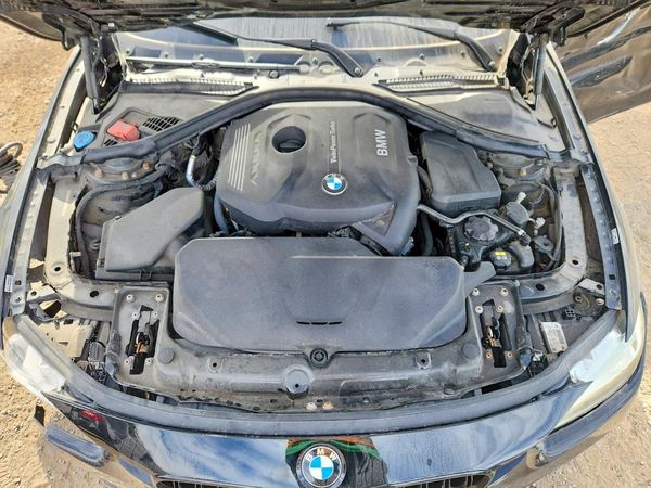 2018 BMW 330 xDrive SA — Engine bay