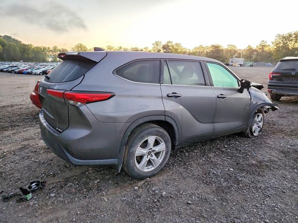 2022 TOYOTA HIGHLANDER LE