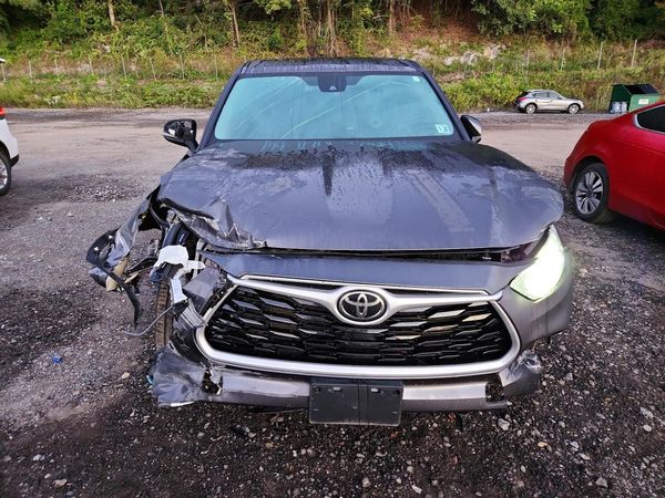 2022 TOYOTA HIGHLANDER LE