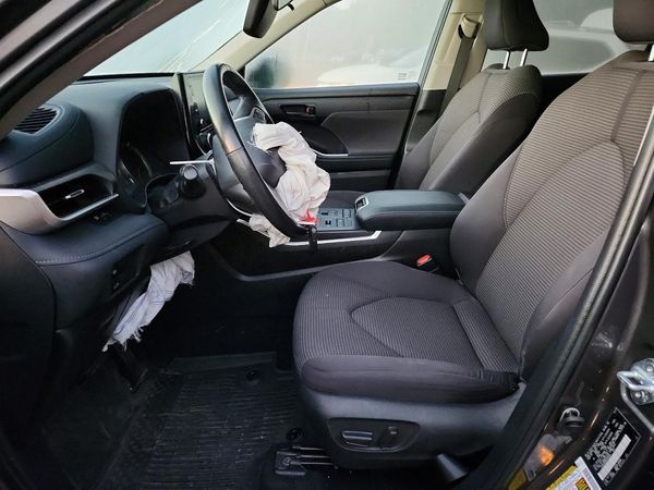2022 TOYOTA HIGHLANDER LE
