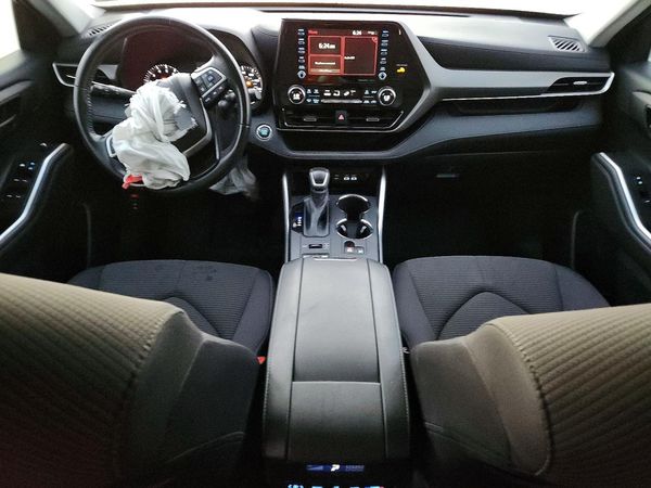 2022 TOYOTA HIGHLANDER LE